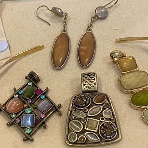 Choker necklace and 3 enhancers and earrings